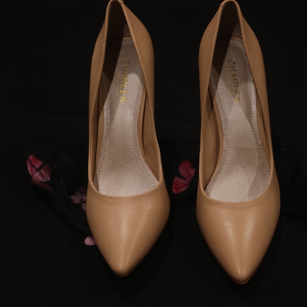 Charles David Calessi Neutral colored beige high-heeled pumps